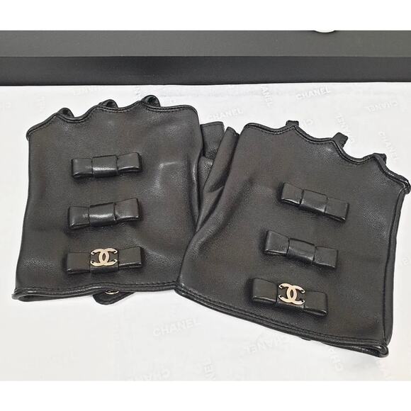 CHANEL Accessories - NWOB CHANEL Lambskin Black CC Logo Bow Fingerless Gloves Mittens  -7.5